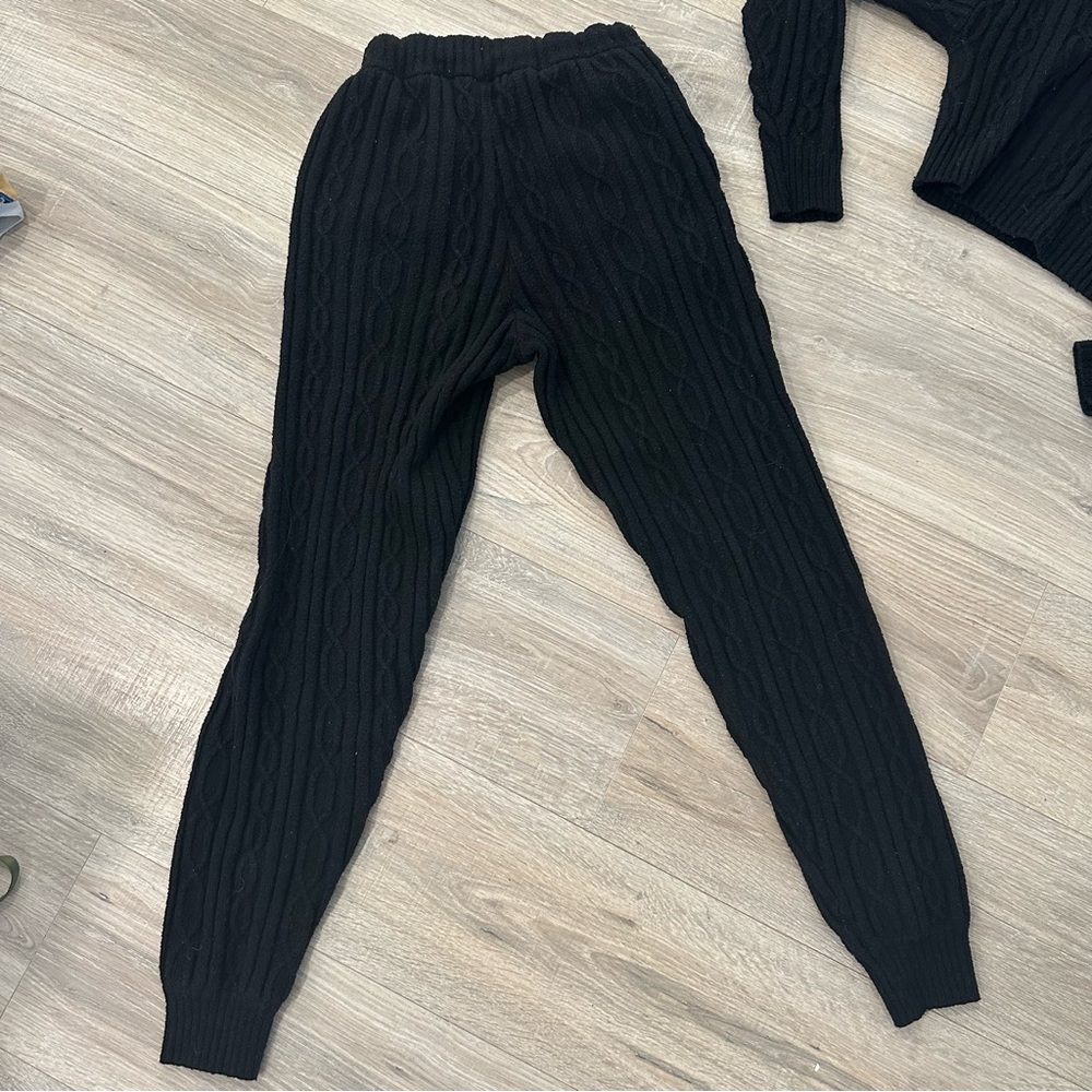 Alo black cable knit hooded sweatshirt and knit sweatpants set - Picture 6 of 7